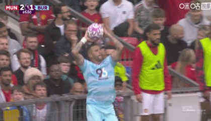 曼联再丢球2-2伯恩利！沃克边线球造乱战，巴因德尔扑救脱手